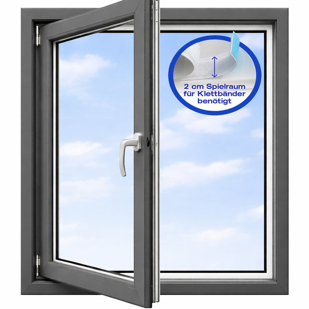 Mindestens 2 cm Spielraum im Fensterrahmen prüfen. Wichtig für die sichere Befestigung vom selbstklebenden Klettband der Fensterabdichtung. 