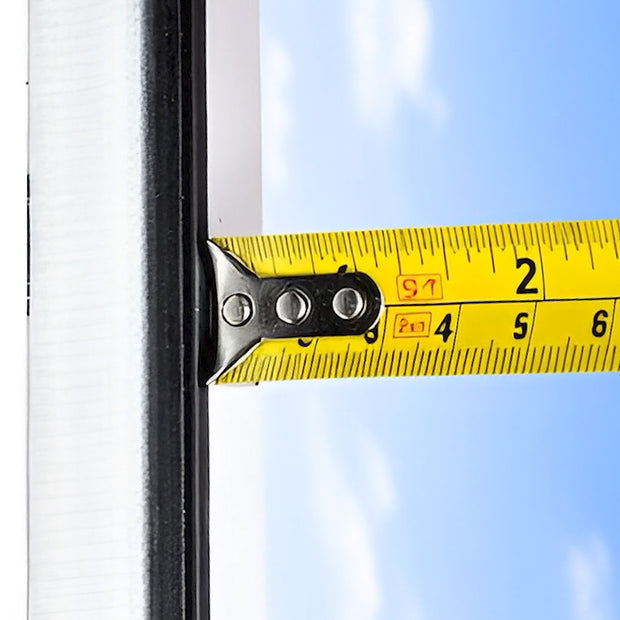 Breite der Fensteröffnung exakt ausmessen für eine passgenaue Premium Fensterdurchführung vom Monoblock Klimaanlagen Abluftschlauch.