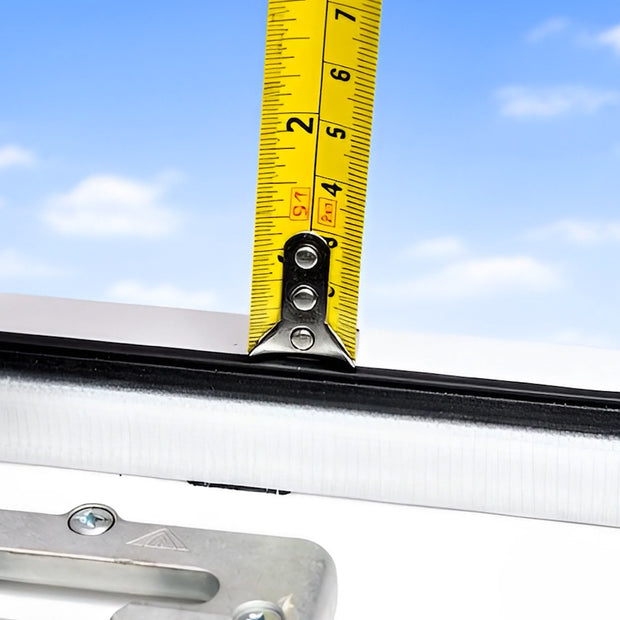 Fensterhöhe der offenen Fensteröffnung messen . So bestimmst du die richtige Größe der Frosnir Fensterabdichtung für mobile Klimageräte mit Schlauch.